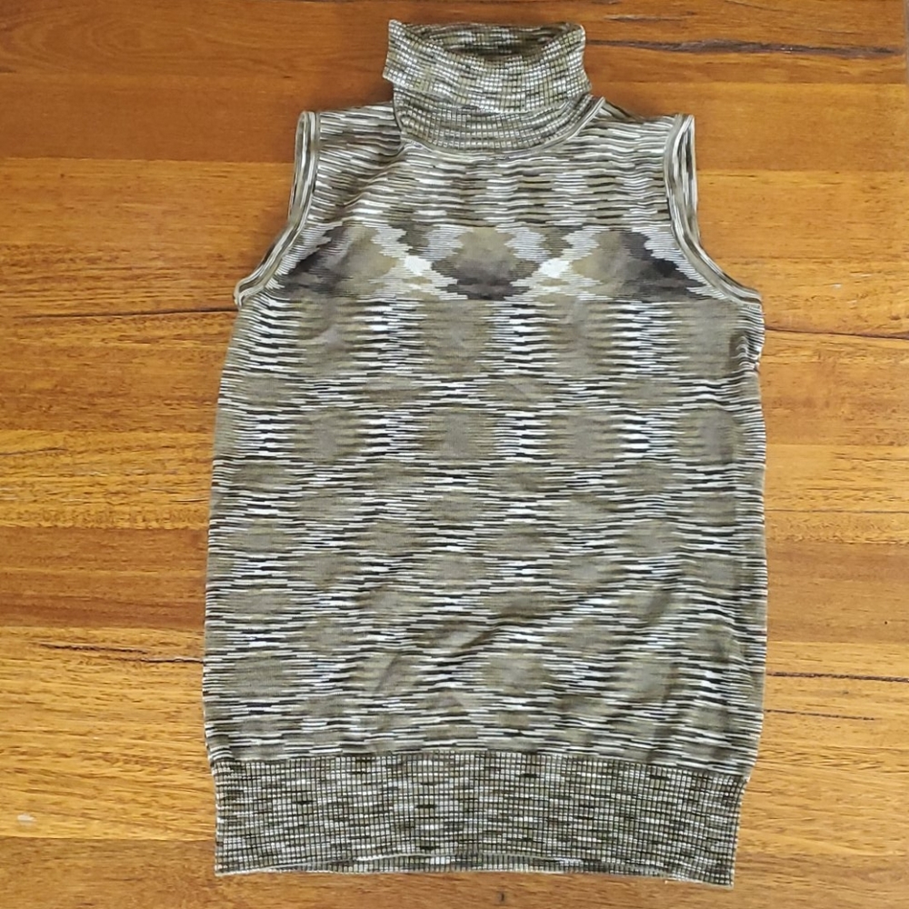Sleeveless Turteneck Sweater